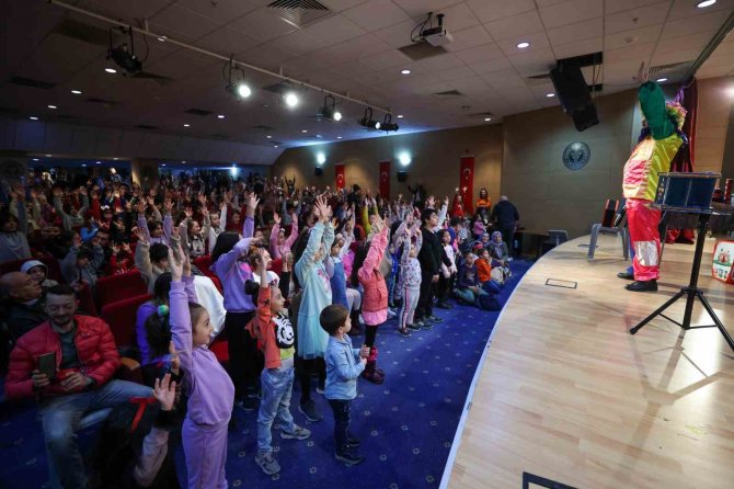 Bucalı Miniklere Tiyatro Şöleni