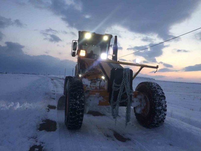 Adilcevaz’da Karla Mücadele Çalışması Devam Ediyor
