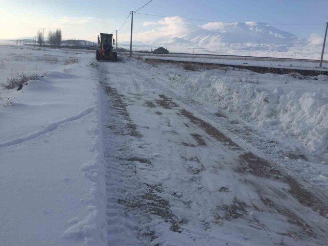 Adilcevaz’da Karla Mücadele Çalışması Devam Ediyor