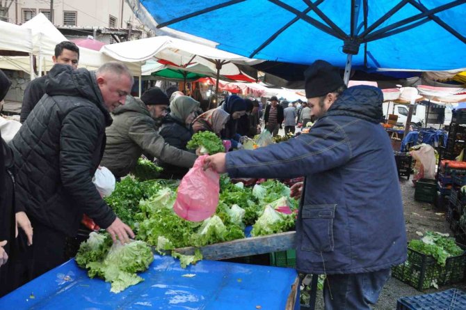 "Emekli Oldum" Dedi, Tüm Ürünlerini 5 Liradan Sattı