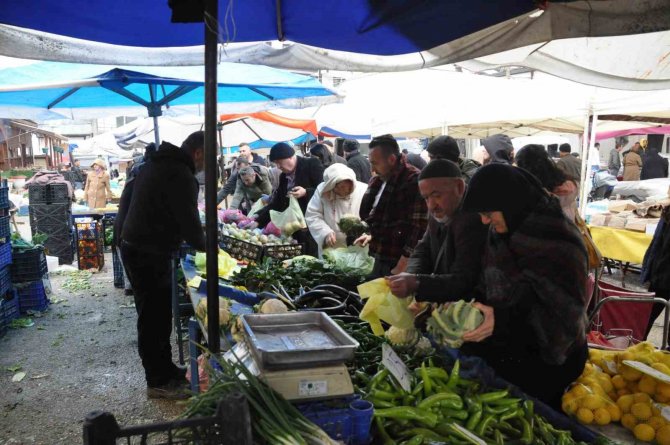 "Emekli Oldum" Dedi, Tüm Ürünlerini 5 Liradan Sattı