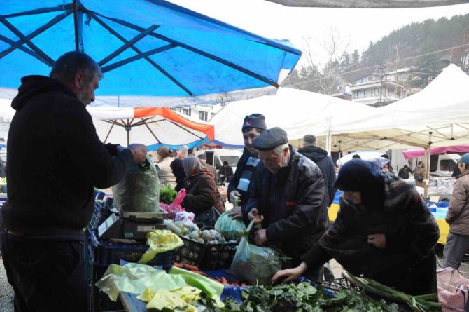 "Emekli Oldum" Dedi, Tüm Ürünlerini 5 Liradan Sattı