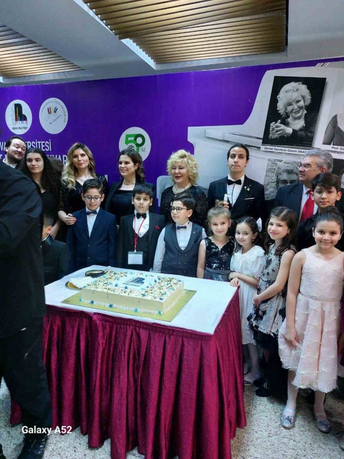 Görme Engelli Piyanist Ekrem Özcan Yılmaz’a Üstün Başarı Belgesi