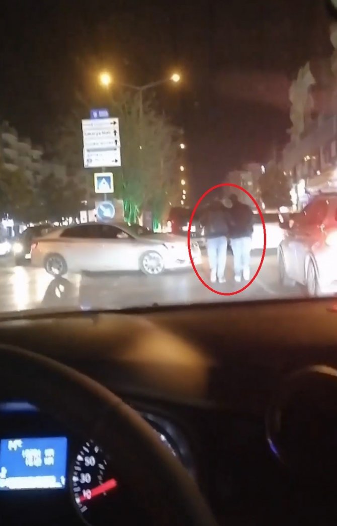 Yol Ortasında Yürüyen Alkollü Kişileri Döverek Yere Böyle Serdiler