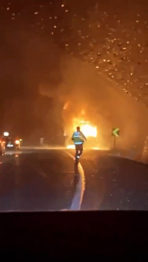 Bursa’da Seyir Halindeki Kamyonet Alev Alev Yandı