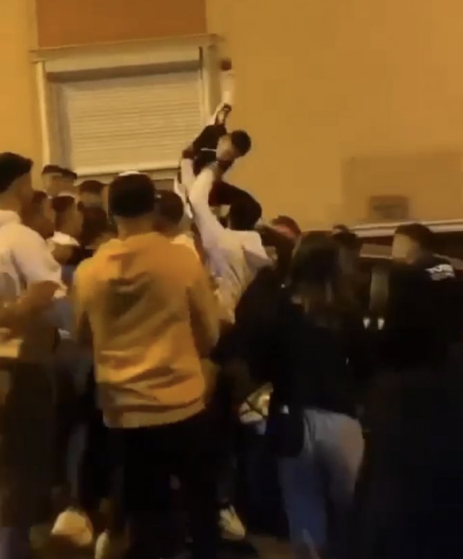 İ̇stanbul’da Asker Eğlencesinde Korkutan Anlar: Kimi Kavga Etti, Kimi Meşalelerle Dans Etti