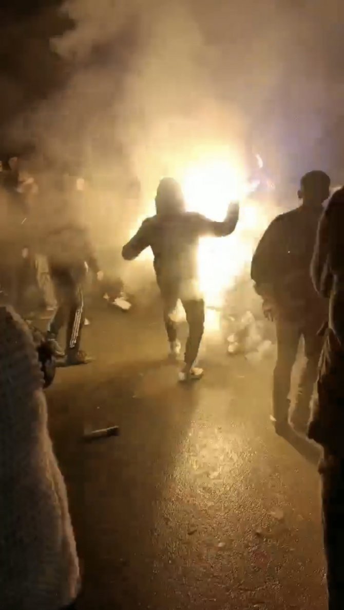 İ̇stanbul’da Asker Eğlencesinde Korkutan Anlar: Kimi Kavga Etti, Kimi Meşalelerle Dans Etti