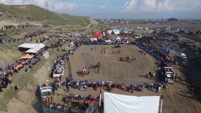 Deve Güreşleri Tutkunları, Türkiye’nin Tek Doğal Aranasında Buluştu