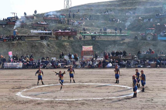 Deve Güreşleri Tutkunları, Türkiye’nin Tek Doğal Aranasında Buluştu