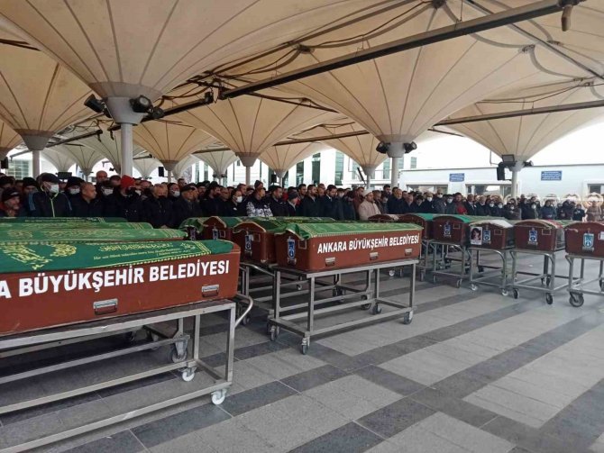 Menderes’in İdamını Fotoğraflayan İ̇smail Şenyüz Son Yolcuğuna Uğurlandı