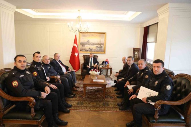 Validen Polislere Başarı Belgesi