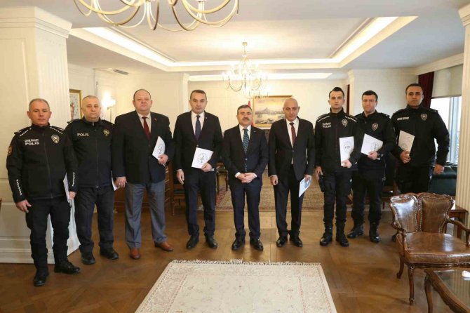 Validen Polislere Başarı Belgesi