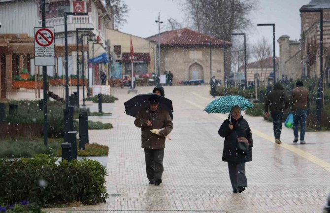 Balkanlar’dan Gelen Kar Yağışı Edirnelileri Mutlu Etti