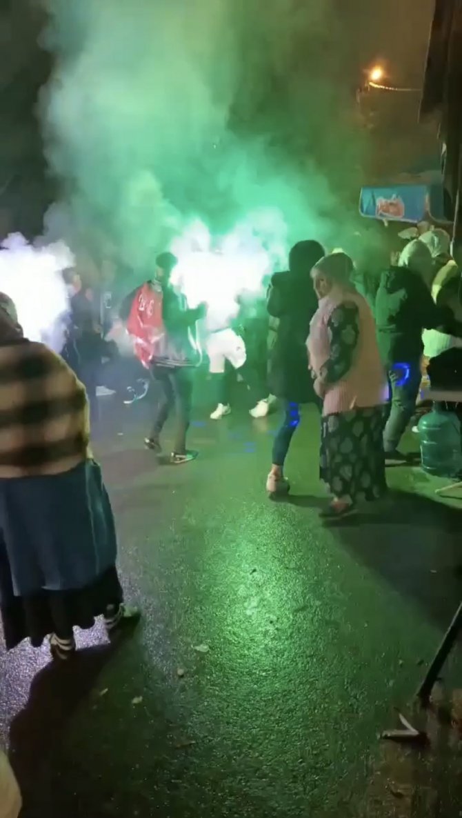 İ̇stanbul’da Asker Eğlencesinde Korkutan Anlar: Kimi Kavga Etti, Kimi Meşalelerle Dans Etti