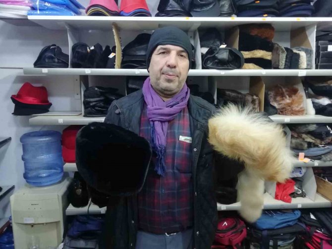 Şapka Ve Bere Satıcılarının Umudu Kar Yağışında