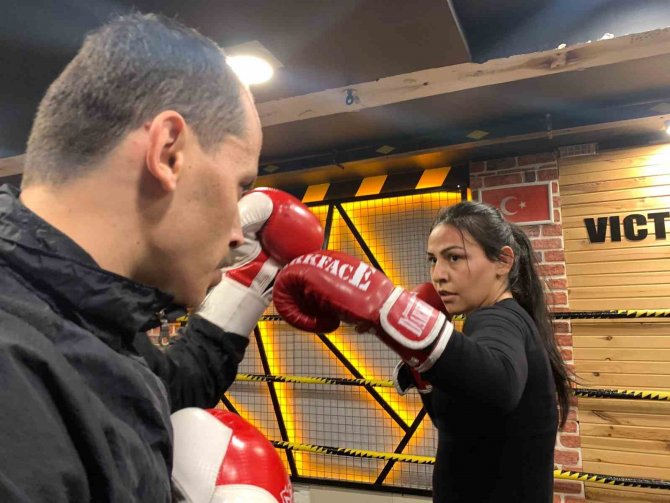 Aynı Evi Ve Ringi Paylaşıyorlar