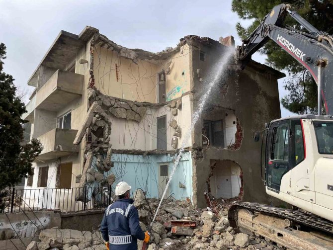 Gürsu’da Riskli Metruk Yapı Yıkıldı