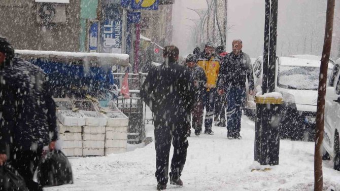 Yüksekova’da Yoğun Kar Yağışı