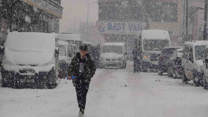 Yüksekova’da Yoğun Kar Yağışı