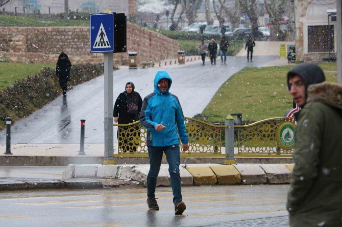 Balkanlar’dan Gelen Kar Yağışı Edirnelileri Mutlu Etti
