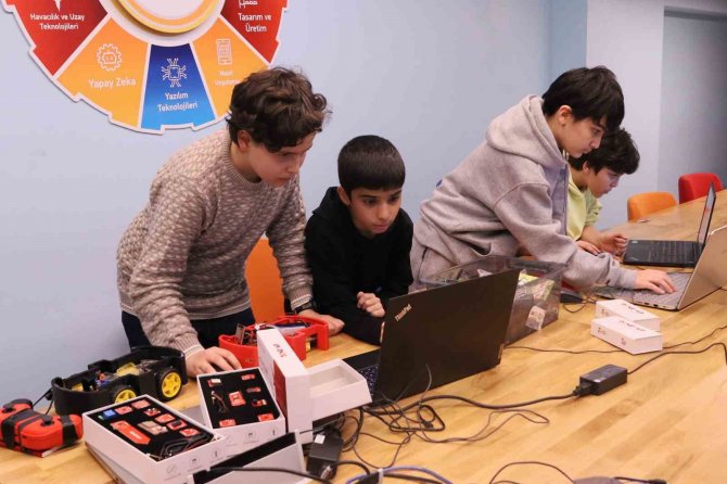 Çocuklar, Yerli Ve Milli Kart Kullanarak Otonom Araç Üretiyor