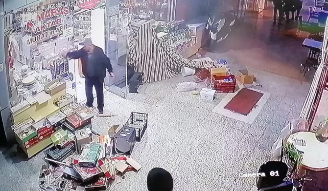 İ̇şyerlerinin Kapı Tokmaklarını Kırdı, Baharat Tezgahını Dağıttı