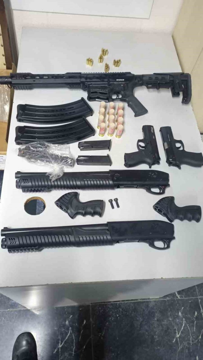 İ̇zmir’de Bir Araçtan 5 Adet Ruhsatsız Silah Ele Geçirildi: 2 Gözaltı