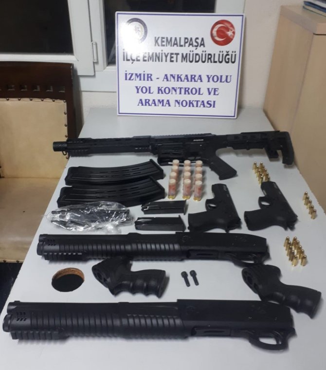 İ̇zmir’de Bir Araçtan 5 Adet Ruhsatsız Silah Ele Geçirildi: 2 Gözaltı