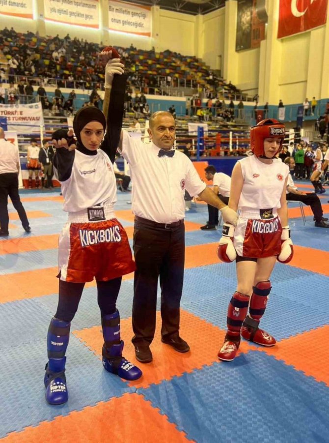 İ̇zmirli Öğrenciler Madalyaya Doymuyor