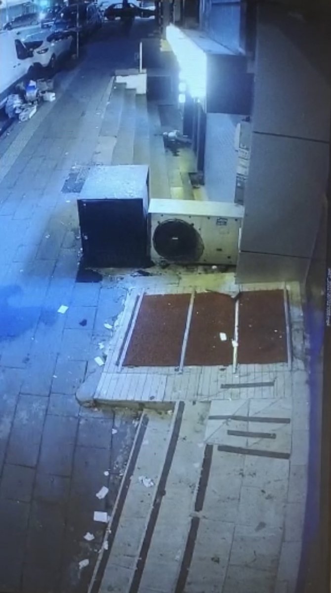 Marketin Camlarını Çekiç Fırlatıp Kırdı