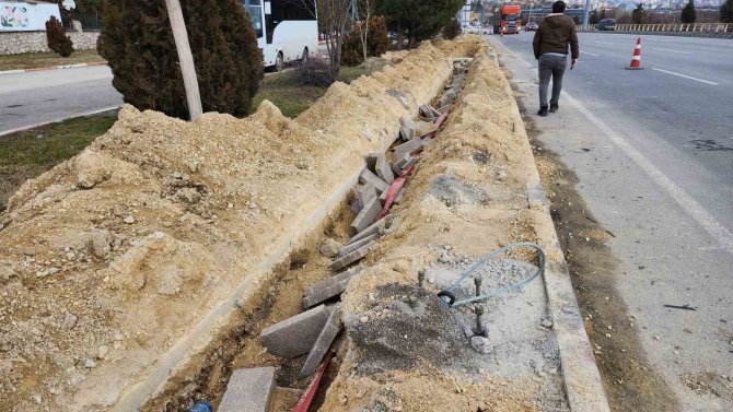 Açılışa Hazırlanan Karayolunun Aydınlatma Hattının Elektrik Kablolarını Çaldılar