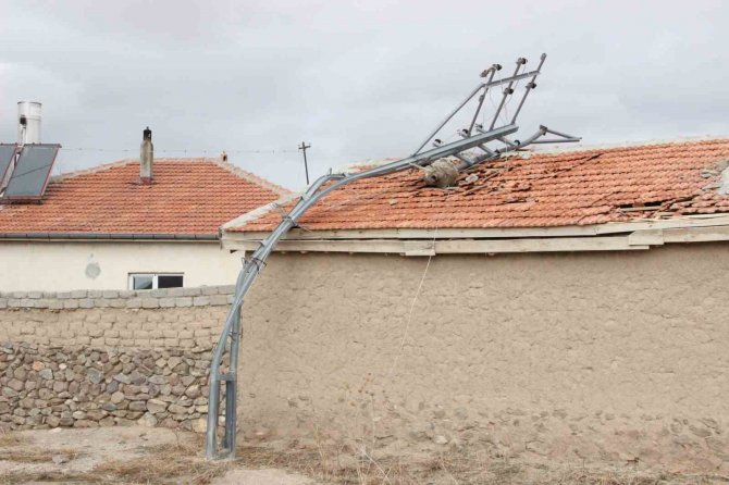 Şiddetli Fırtına Tonlarca Ağırlığındaki Çatıyı Uçurdu, Elektrik Direklerini Eğdi
