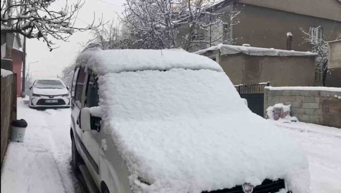 Bitlis’te Kar Yağışı Etkisini Sürdürüyor