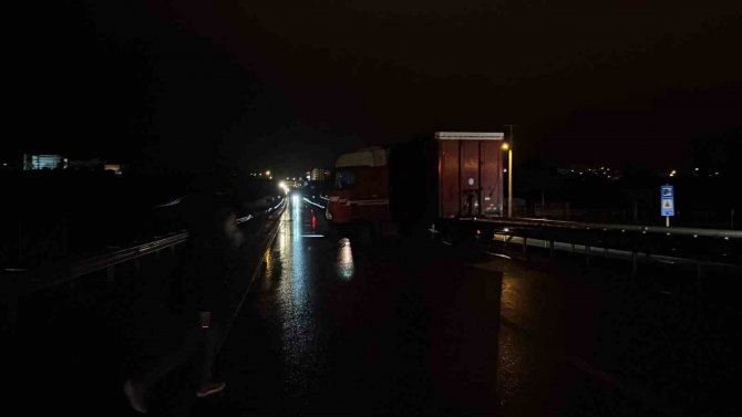 D100’de Bariyerlere Çarpan Tırın Sürücüsü Yaralandı