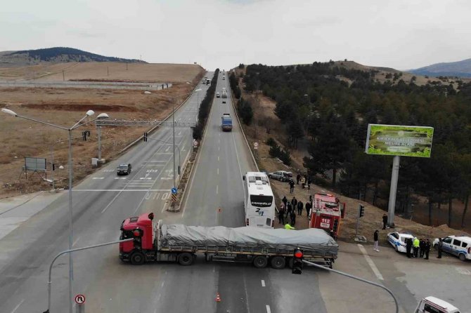 Otobüsün Çarptığı Otomobil Hurdaya Döndü: 3 Yaralı