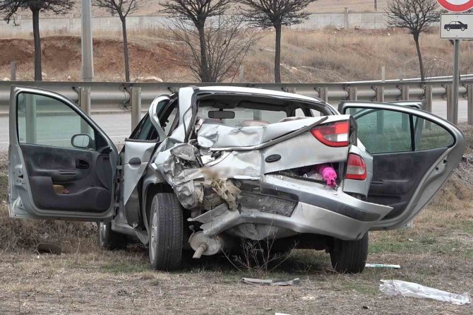 Otobüsün Çarptığı Otomobil Hurdaya Döndü: 3 Yaralı