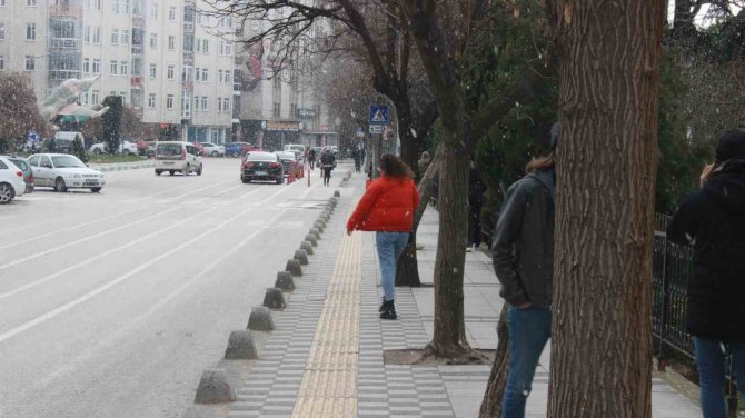 Kırklareli’de Kısa Süreli Kar Yağışı Sevindirdi: Görenler Telefona Sarıldı