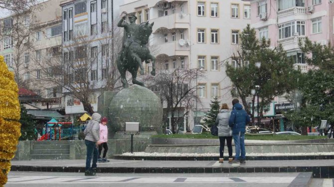Kırklareli’de Kısa Süreli Kar Yağışı Sevindirdi: Görenler Telefona Sarıldı