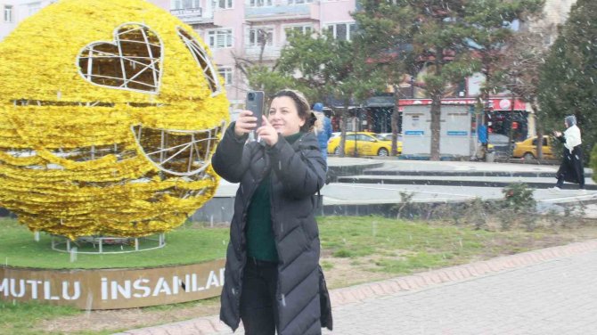 Kırklareli’de Kısa Süreli Kar Yağışı Sevindirdi: Görenler Telefona Sarıldı