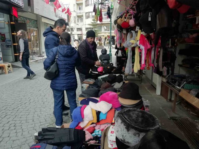 Şapka Ve Bere Satıcılarının Umudu Kar Yağışında