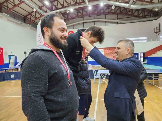Masa Tenisi Turnuvasında Dereceye Girenler Ödüllendirildi