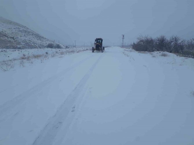 Malatya’da Kardan Kapalı Kırsal Mahalle Yolları Açıldı
