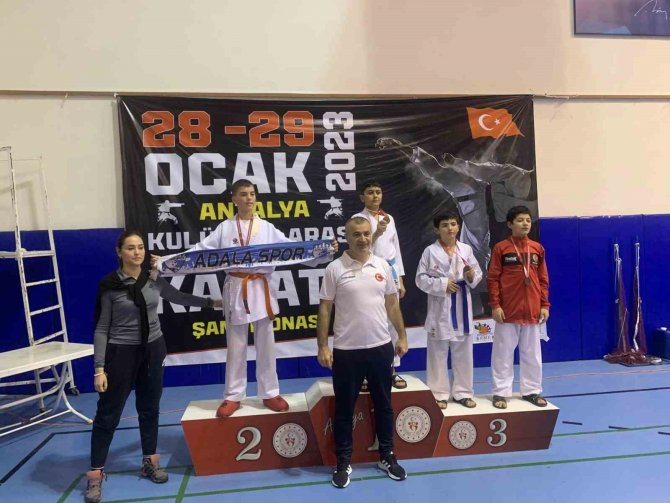 Adalasporlu Karateciler Antalya’dan Madalyalarla Döndü