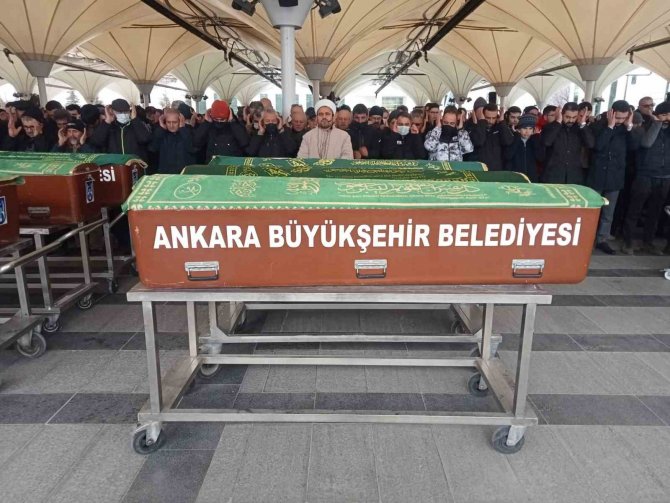 Menderes’in İdamını Fotoğraflayan İ̇smail Şenyüz Son Yolcuğuna Uğurlandı