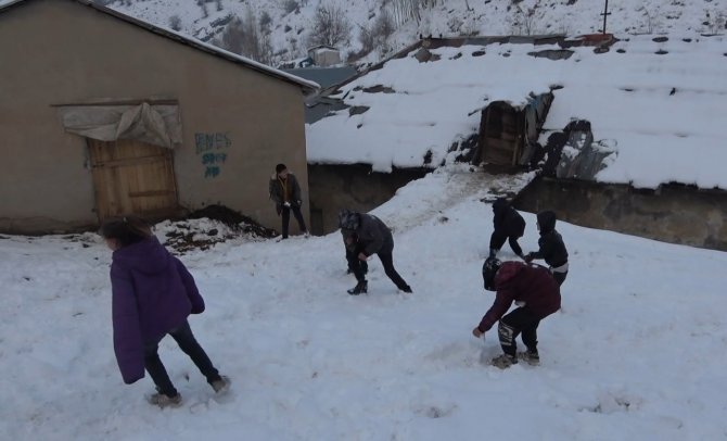 Çocuklar Karın Keyfini Kartopu Oynayarak Çıkardı