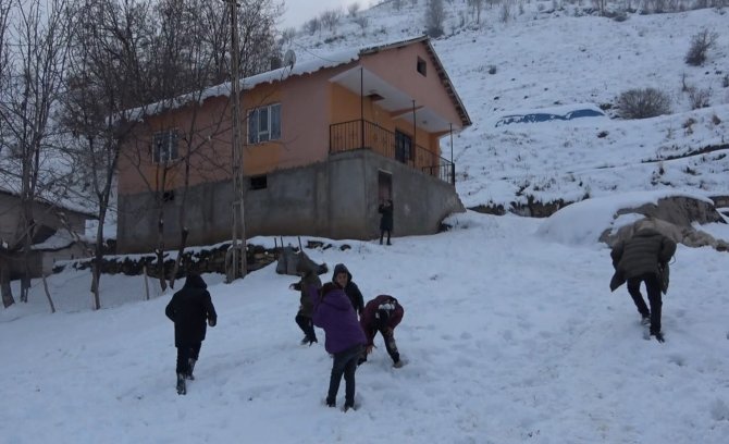 Çocuklar Karın Keyfini Kartopu Oynayarak Çıkardı
