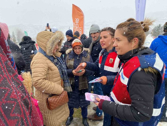 Festivalde “Kades Ve En İ̇yi Narkotik Polisi: Anne” Bilgilendirmesi