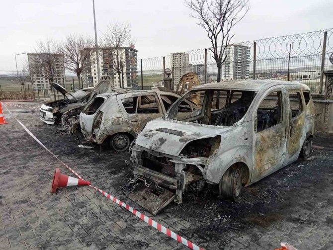 Otomobilin Elektrik Aksamındaki Yangın 5 Aracı Küle Çevirdi