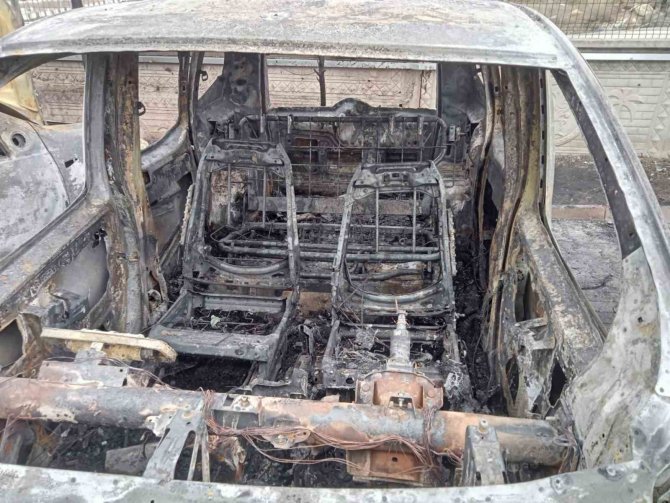Otomobilin Elektrik Aksamındaki Yangın 5 Aracı Küle Çevirdi