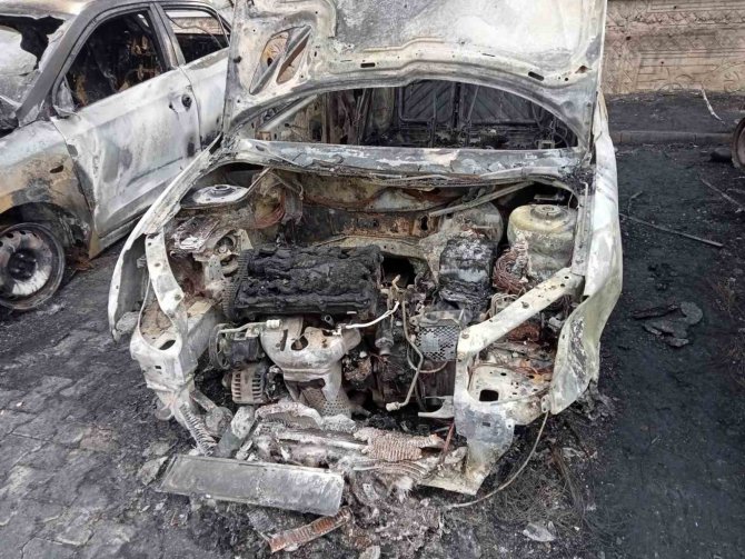 Otomobilin Elektrik Aksamındaki Yangın 5 Aracı Küle Çevirdi
